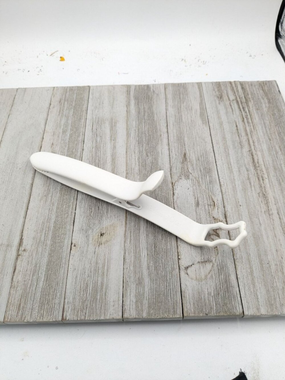 Pampered Chef Kitchen Coating Tray Tongs #2 White From #2605
